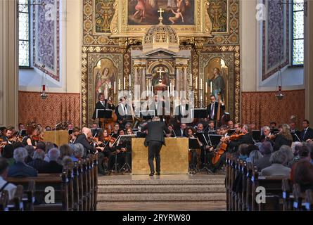 Abschlusskonzert des Orchesters der Wiener Akademie im Rahmen des KIRCH KLANG Festival Salzkammergut, unter der Leitung und dem Dirigat des Dirigenten Martin Haselböck, am 30.09.2023. DAS Bild zeigt den Dirigenten Martin Haselböck das Orchester der Wiener Akademie dirigerend 2023 - Abschlusskonzert des Orchesters der Wiener Akademie im Rahmen des KIRCH KLANG Festival Salzkammergut, unter der Leitung und dem dirigat des Dirigenten Martin Haselböck, Am 30.09.2023. *** Concert final de l'Orchestre de l'Académie de Vienne dans le cadre du KIRCH KLANG Festival Salzkammergut, sous le titre Banque D'Images