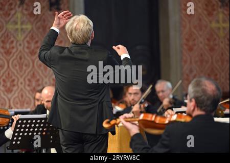 Abschlusskonzert des Orchesters der Wiener Akademie im Rahmen des KIRCH KLANG Festival Salzkammergut, unter der Leitung und dem Dirigat des Dirigenten Martin Haselböck, am 30.09.2023. DAS Bild zeigt den Dirigenten Martin Haselböck das Orchester der Wiener Akademie dirigerend 2023 - Abschlusskonzert des Orchesters der Wiener Akademie im Rahmen des KIRCH KLANG Festival Salzkammergut, unter der Leitung und dem dirigat des Dirigenten Martin Haselböck, Am 30.09.2023. *** Concert final de l'Orchestre de l'Académie de Vienne dans le cadre du KIRCH KLANG Festival Salzkammergut, sous le titre Banque D'Images