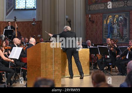 Abschlusskonzert des Orchesters der Wiener Akademie im Rahmen des KIRCH KLANG Festival Salzkammergut, unter der Leitung und dem Dirigat des Dirigenten Martin Haselböck, am 30.09.2023. DAS Bild zeigt den Dirigenten Martin Haselböck das Orchester der Wiener Akademie dirigerend 2023 - Abschlusskonzert des Orchesters der Wiener Akademie im Rahmen des KIRCH KLANG Festival Salzkammergut, unter der Leitung und dem dirigat des Dirigenten Martin Haselböck, Am 30.09.2023. *** Concert final de l'Orchestre de l'Académie de Vienne dans le cadre du KIRCH KLANG Festival Salzkammergut, sous le titre Banque D'Images