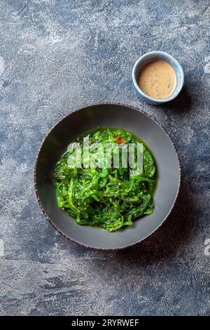 Chuka, algues wakame salade sauce japonaise avec des écrous. Banque D'Images