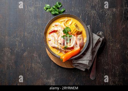 Soupe de fruits de mer péruvienne Le Chupe de Camarones en gris bol, vue d'en haut Banque D'Images