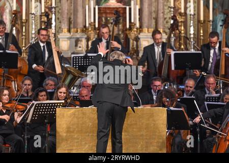 Abschlusskonzert des Orchesters der Wiener Akademie im Rahmen des KIRCH KLANG Festival Salzkammergut, unter der Leitung und dem Dirigat des Dirigenten Martin Haselböck, am 30.09.2023. DAS Bild zeigt den Dirigenten Martin Haselböck das Orchester der Wiener Akademie dirigerend 2023 - Abschlusskonzert des Orchesters der Wiener Akademie im Rahmen des KIRCH KLANG Festival Salzkammergut, unter der Leitung und dem dirigat des Dirigenten Martin Haselböck, Am 30.09.2023. *** Concert final de l'Orchestre de l'Académie de Vienne dans le cadre du KIRCH KLANG Festival Salzkammergut, sous le titre Banque D'Images