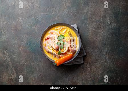 Soupe de fruits de mer péruvienne Le Chupe de Camarones en gris bol, vue d'en haut Banque D'Images