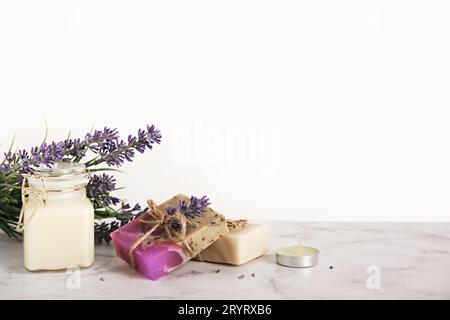 Produits cosmétiques lavande et fleurs. Soins de la peau du corps à la maison, ensemble d'accessoires de salle de bains Banque D'Images
