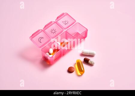 Boîte à pilules lumineuse avec différentes pilules et vitamines. Banque D'Images
