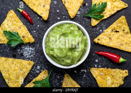 Gros plan sur le guacamole et les chips de maïs. Cuisine traditionnelle latino-américaine Banque D'Images