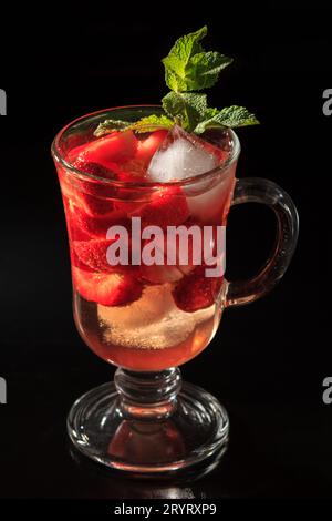 Limonade gazeuse avec tranches de fraise et menthe Banque D'Images