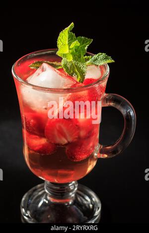 Limonade gazeuse avec tranches de fraise et menthe Banque D'Images