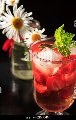 Limonade gazéifiée avec des tranches de fraise et menthe avec des fleurs Banque D'Images