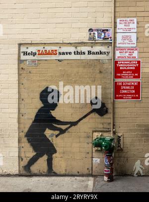 Boy with Hammer de Banksy sur un mur près du magasin Zabars à Manhattan NYC Banque D'Images