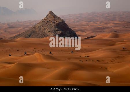 Groupe de cyclistes sur le désert tôt le matin à Dubaï. Banque D'Images