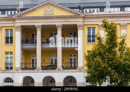 Strathmore House à Queen Mother Square à Poundbury, Dorchester, Dorset Royaume-Uni en septembre Banque D'Images