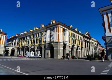 Italien, Cuneo, 07.09.2023 Die Stadt Cuneo liegt im Norden Italiens in Piemont. Cuneo wurde im 12. Jahrhundert gegründet und lockt vor allem mit dem einmaligen Bergpanorama der Seealpen. Die Piazza Galimberti, der Hauptplatz, am suedlichen Ende der Altstadt Italien-Cuneo *** Italy, Cuneo, 07 09 2023 la ville de Cuneo est située dans le nord de l'Italie dans le Piémont Cuneo a été fondée au 12e siècle et attire principalement avec le panorama de montagne unique des Alpes Maritimes photo la Piazza Galimberti, la place principale, à l'extrémité sud de la vieille ville Italie Cuneo Banque D'Images