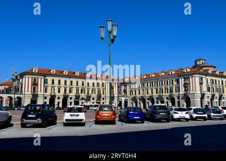 Italien, Cuneo, 07.09.2023 Die Stadt Cuneo liegt im Norden Italiens in Piemont. Cuneo wurde im 12. Jahrhundert gegründet und lockt vor allem mit dem einmaligen Bergpanorama der Seealpen. Die Piazza Galimberti, der Hauptplatz, am suedlichen Ende der Altstadt Italien-Cuneo *** Italy, Cuneo, 07 09 2023 la ville de Cuneo est située dans le nord de l'Italie dans le Piémont Cuneo a été fondée au 12e siècle et attire principalement avec le panorama de montagne unique des Alpes Maritimes photo la Piazza Galimberti, la place principale, à l'extrémité sud de la vieille ville Italie Cuneo Banque D'Images