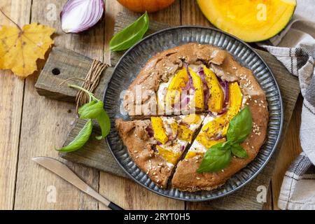 Tarte à la galette ou crostata maison avec potiron et ricotta sur fond rustique. Nourriture de jour de Thanksgiving. Copier l'espace. Banque D'Images