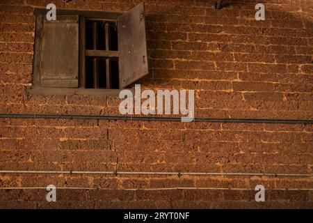 Vieux murs de temple archituels et portes du Kerala, Kannur Banque D'Images