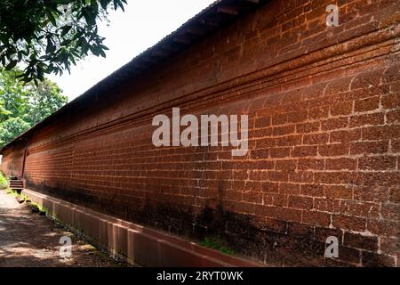 Vieux murs de temple archituels et portes du Kerala, Kannur Banque D'Images