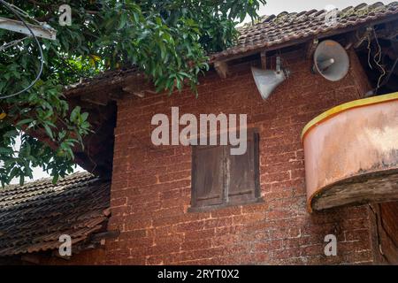 Vieux murs de temple archituels et portes du Kerala, Kannur Banque D'Images