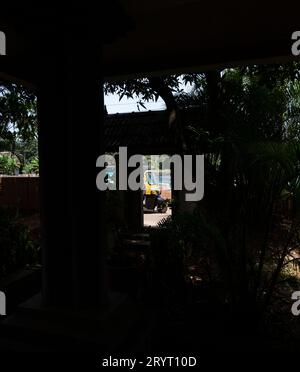 27 juillet 2022, Kannur, Kerala. Un aperçu des passages d'Autorickshaw pris de l'intérieur d'un cadre de porte de fenêtre. Banque D'Images
