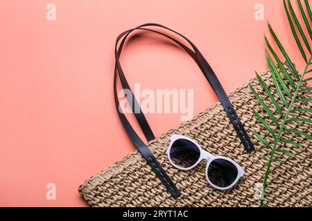 Sac en paille élégant et lunettes de soleil. Concept de vacances d'été Banque D'Images