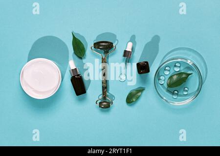 Laboratoire cosmétique abstrait avec verrerie chimique et produits cosmétiques. Fond naturel de soins de la peau, ombres à la mode Banque D'Images