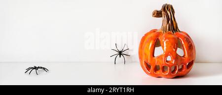 Lanterne de citrouille en céramique et guirlande de feuilles d'automne sur table bannière murale Banque D'Images