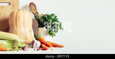 Légumes de saison d'automne et ustensiles de cuisine sur fond de mur de table. Concept de nourriture de Thanksgiving Banque D'Images