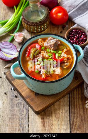 Soupe traditionnelle anglaise épaisse avec bœuf, haricots et légumes sur une table en bois.Dîner chaud ou déjeuner.Copier l'espace. Banque D'Images