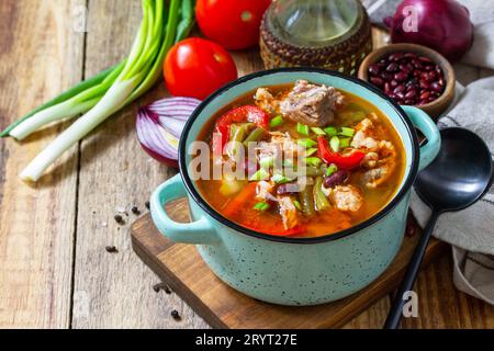 Soupe traditionnelle anglaise épaisse avec bœuf, haricots et légumes sur une table en bois.Dîner chaud ou déjeuner.Copier l'espace. Banque D'Images