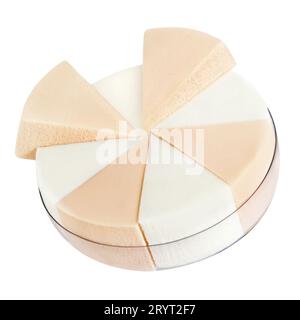 Boîte et maquillage éponges isolées sur fond blanc Banque D'Images