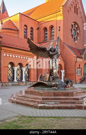 Sculpture de Saint Archange Michel en face de l'église des Saints Simon et Hélène - Eglise Rouge à Minsk Biélorussie Banque D'Images