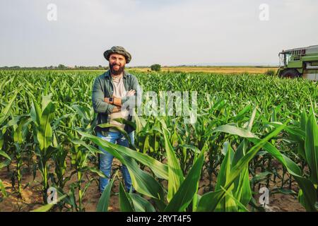 Portrait de fermier qui cultive le maïs. Occupation agricole. Banque D'Images