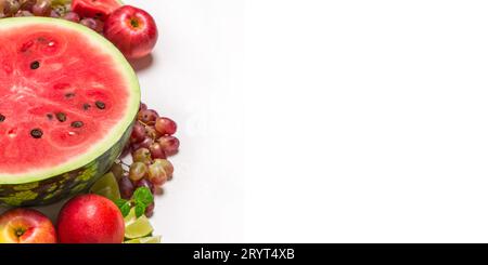 Pastèque et divers fruits sur fond blanc Banque D'Images