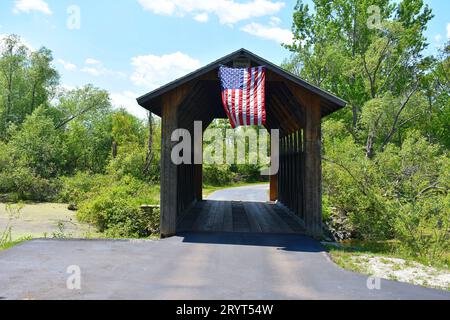 Le drapeau américain est suspendu au pont en bois. Banque D'Images