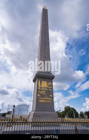 France, Paris 20.08.2023,les obélisques de Louxor sont une paire d'obélisques égyptiens anciens, âgés de plus de 3 000 ans, sculptés pour se tenir de part et d'autre du portail Banque D'Images