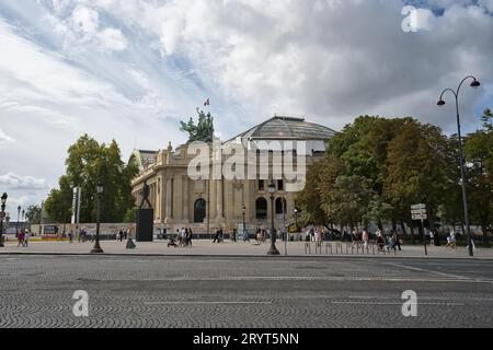 France, Paris 20.08.2023, le Grand Palais est un monument symbolique de Paris. Construit pour l'exposition universelle de 1900, c'est un lieu d'exposition unique. L'imm Banque D'Images
