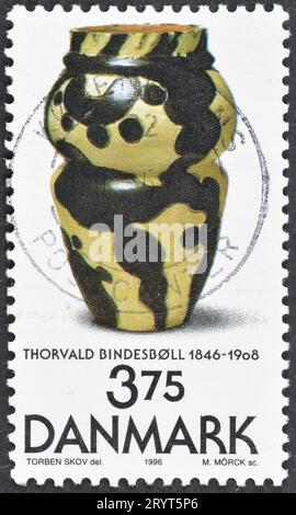 Timbre-poste annulé imprimé par le Danemark, qui montre vase, Bindesboll, Thorvald, 150e anniversaire de naissance, circa 1996. Banque D'Images