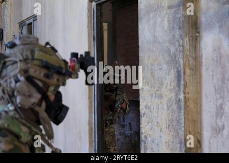 Soldat dans la guerre civile, bâtiment en ruine. Fermer quartier de bataille et concept de guerre civile. Banque D'Images