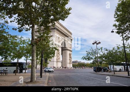 France, Paris, 20.08.2023 l'Arc de Triomphe de l'étoile, l'un des monuments les plus célèbres de Paris, situé à l'extrémité ouest du champ Banque D'Images