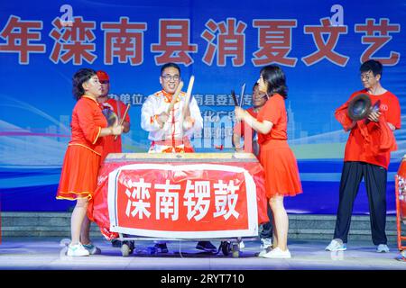 Comté de Luannan, Chine - 11 août 2023 : performance de battement de tambour dans les spectacles d'art de rue. Banque D'Images