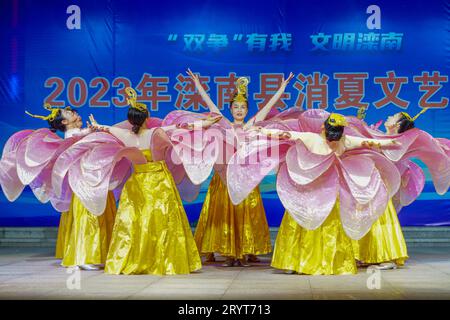 Comté de Luannan, Chine - 11 août 2023 : spectacles de danse de femmes âgées sur scène. Banque D'Images