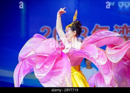 Comté de Luannan, Chine - 11 août 2023 : spectacles de danse de femmes âgées sur scène. Banque D'Images