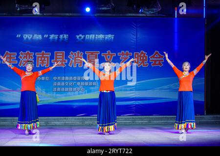 Comté de Luannan, Chine - 11 août 2023 : spectacles de danse de femmes âgées sur scène. Banque D'Images