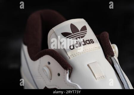 Doha, Qatar - 2 octobre 2023 : Sneaker Adidas Rivalry Low. Style de basket-ball rétro inspiré des années 80 conçu pour les athlètes. Banque D'Images