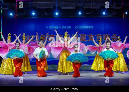 Comté de Luannan, Chine - 11 août 2023 : spectacles de danse de femmes âgées sur scène. Banque D'Images