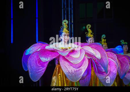 Comté de Luannan, Chine - 11 août 2023 : spectacles de danse de femmes âgées sur scène. Banque D'Images