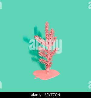 Arbre de Noël peint avec de la peinture fluide et de l'ombre sur fond vert menthe. Concept de vacances minimal Banque D'Images