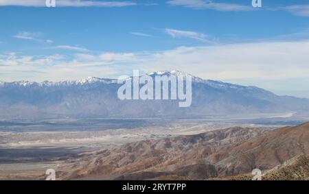 Photo de paysage de la chaîne de montagnes enneigées en Californie Banque D'Images