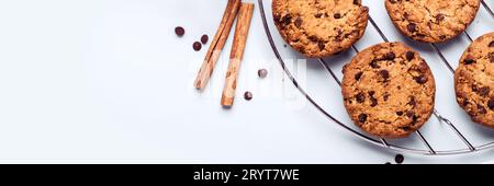 D'avoine au chocolat à la cannelle sur fond bleu Banque D'Images