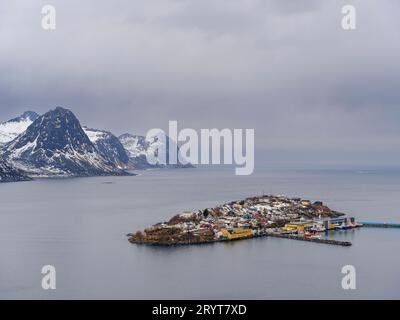Village Husoy à Oyfjorden. L'île Senja pendant l'hiver dans le nord de la Norvège. Europe, Norvège, Senja, mars Banque D'Images